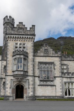 Kule ve giriş Kylemore Abbey, İrlanda.