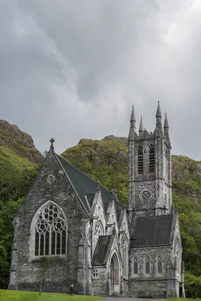 新哥特式教堂在凯尔莫尔修道院，爱尔兰. — 图库照片