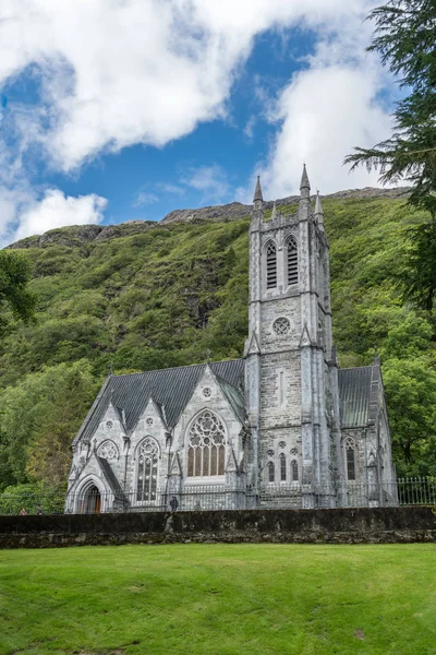Neo-Gotik kilise Kylemore Abbey, İngiltere.