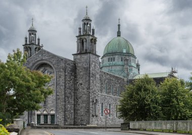 Galway Katedrali NEF ve yeşil kubbe, İrlanda.