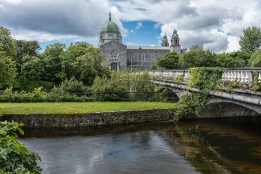 Galway Katedrali ve somon Weir Bridge, İngiltere.