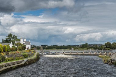 Su akışı Corrib nehir kontrol sisteminin Galway, İrlanda.