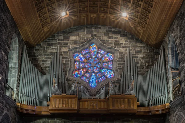 Galería de órganos y vitrales de hexágono en la Catedral de Galway, Ir — Foto de Stock