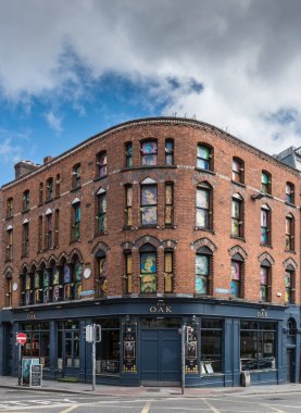 Tarihsel kırmızı tuğla cephe meşe barlarını Dublin, İrlanda.