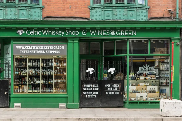 Tienda de licores de whisky celta en Dublín, Irlanda . — Foto de Stock