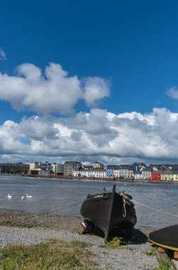 Long Walk portresi ile tekne önünde, Galway.