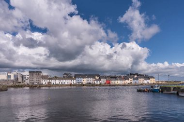 Uzun yürüyüş quay çok büyük cennet, Galway İrlanda altında.