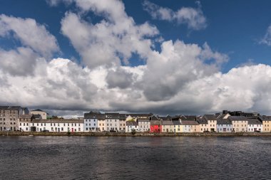 Uzun yürüyüş quay çok büyük cennet, Galway İrlanda altında.