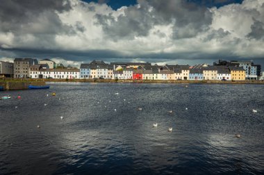 Karanlık cennet, Galway İrlanda altında uzun yürüyüş quay.
