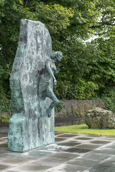 Статуя Равенства в Голуэе, Ирландия . — стоковое фото