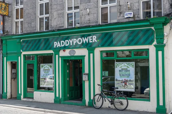 Paddypower 博彩公司在爱尔兰戈尔韦立面. — 图库照片