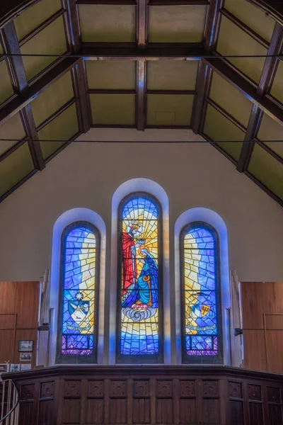 Isus o încoronează pe Maria în vitralii, Galway, Irlanda . — Fotografie, imagine de stoc