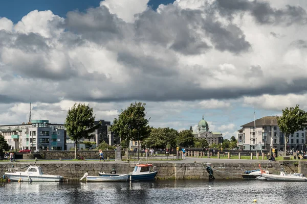 Karanlık cennet üzerinden Galway manzarası, İrlanda.