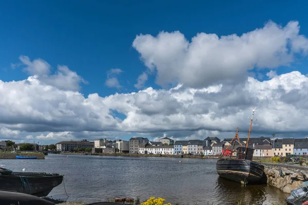 Long Walk gemi enkazı önünde, Galway İrlanda ile.
