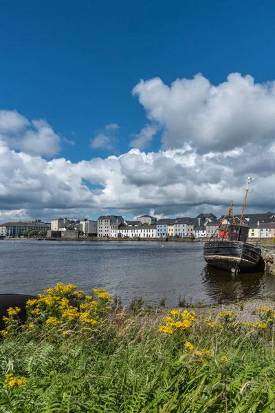 Long Walk gemi enkazı önünde, Galway İrlanda ile. — Stok fotoğraf