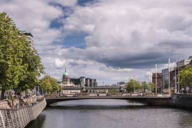 Doğu O Connell köprüsünün Liffey Nehri, Dublin Irel arıyorum.