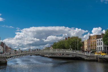 Liffey Nehri, Dublin IR tarihi Ha-penny yaya köprüsü