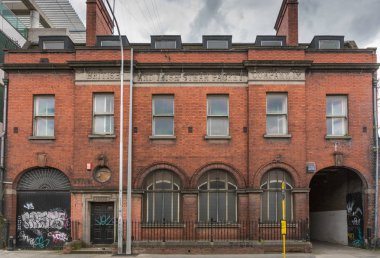 City Quay Dublin İrlanda Liffey Nehri boyunca eski depo.