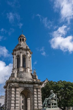 Campanile Trinity College Dublin çok Lecky heykeli ile