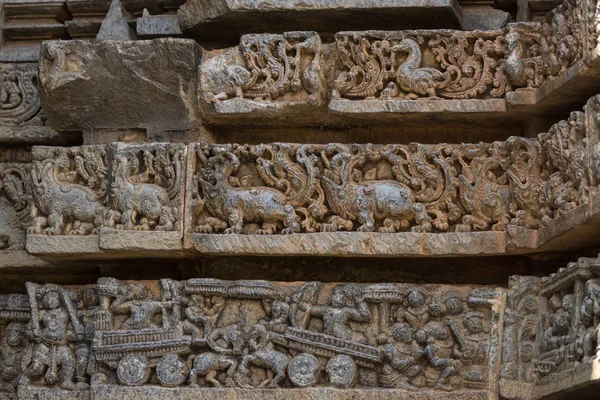 Три линии фризов в храме Ченнакесава, Соманатпур, Индия — стоковое фото