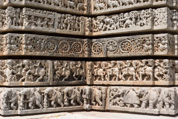 Serie von verschiedenen Friesen im chennakesava Tempel, Somanathpur — Stockfoto