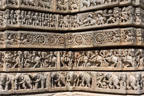 Keşava Tapınağı, Somanathpur'nda farklı frizleri dizi 