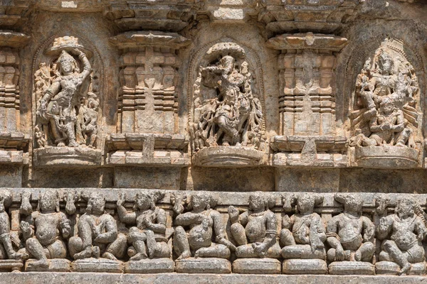 Fryz z rzeźbami powyżej w świątyni Chennakesava, Somanathpur w — Zdjęcie stockowe