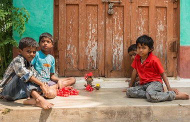 Dört küçük çocuk evinin önünde, Somanathpur Hindistan oynamak.