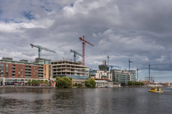 Hanover Quay highrises yapım aşamasında, Dublin İrlanda ile.