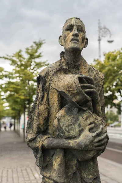 Grande estátua da fome irlandesa em Dublin, Irlanda . — Fotografia de Stock