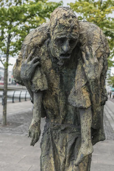 Grande estátua da fome irlandesa em Dublin, Irlanda . — Fotografia de Stock