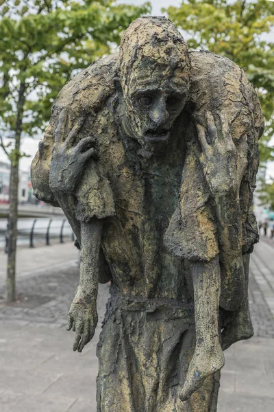 Große irische Hungerstatue in Dublin, Irland. — Stockfoto