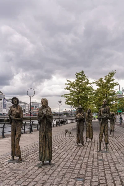 Grande estátua da fome irlandesa em Dublin, Irlanda . — Fotografia de Stock