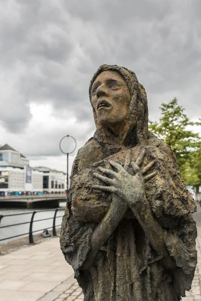 Great Irish Famine statue in Dublin, Ireland. — Stock Photo, Image