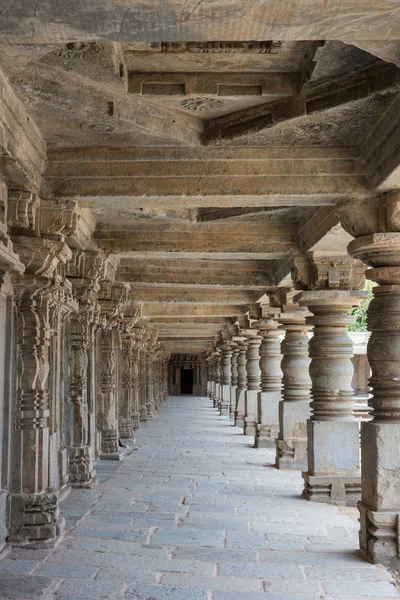 Keşava Tapınağı, Somanathpur Hindistan'nda sütunlu koridor.