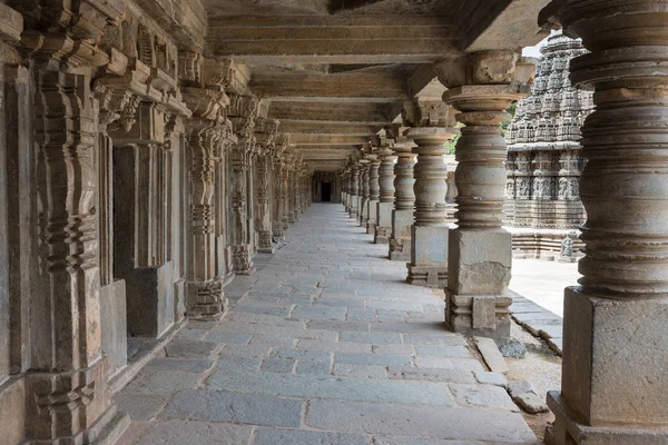Keşava Tapınağı, Somanathpur Hindistan'nda sütunlu koridor.