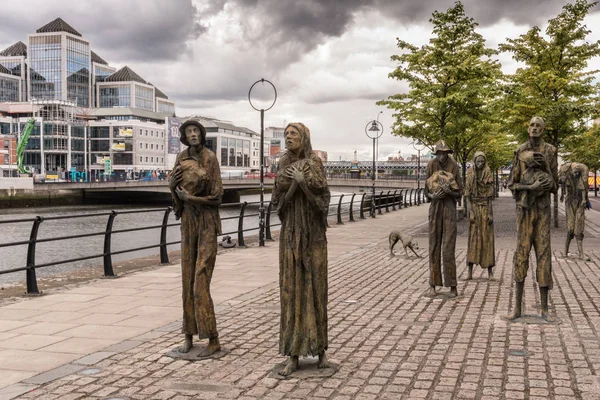 Grande statua della carestia irlandese a Dublino, Irlanda . Immagine Stock