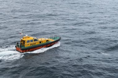 Pilot tekne Tasman Denizi, Avustralya üzerinde gemiyi terk.