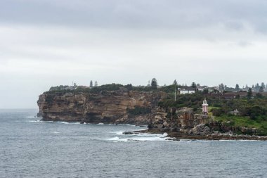 Güney kafa kayalıklarla girişinde Sydney Bay, Avustralya.