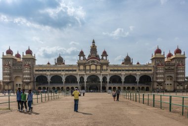 Mysore Palace, Hindistan genelinde Doğu cephe cepheden görünüm.