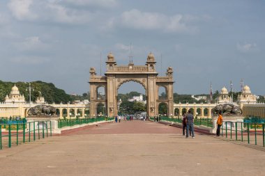 Mysore Palace, Hindistan ana Doğu kapısına cepheden atış.
