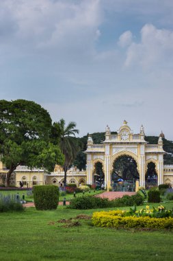 Kuzey girişi ve Bahçe Mysore Palace, Hindistan kapalı.