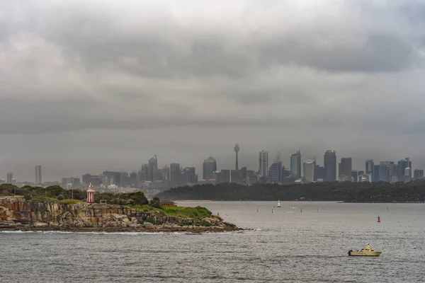 Entrando en Sydney Harbor Bay con el horizonte de Sydney, Australia . —  Fotos de Stock