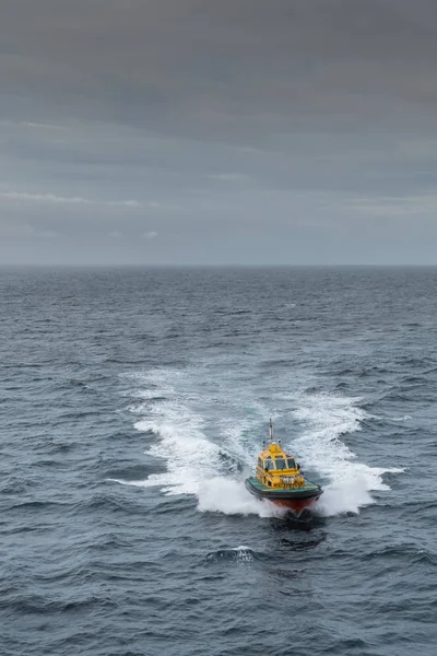 Tasman Denizi pilot teknede yağmurlu havada, Avustralya sarı.