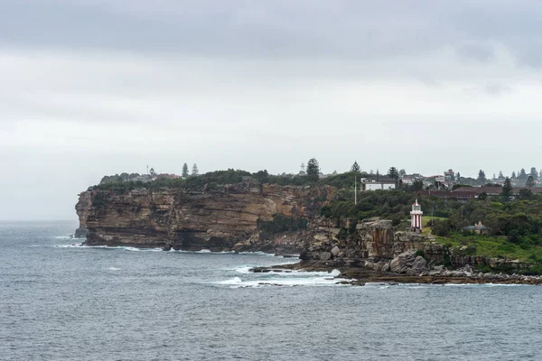 Güney kafa kayalıklarla girişinde Sydney Bay, Avustralya.