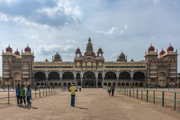 Frontansicht der gesamten Ostfassade des Mysore Palace, Indien. — Stockfoto