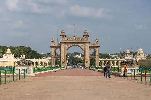 Vue frontale de la porte principale est du palais de Mysore, Inde . — Photo