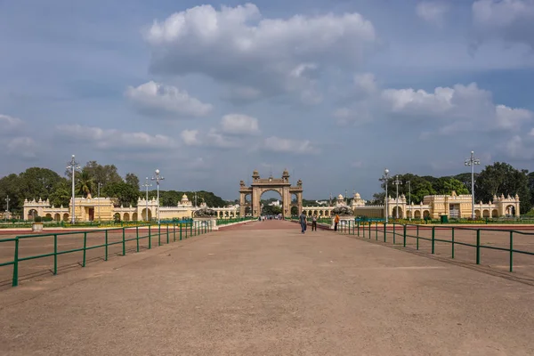 Čelní záběr hlavní východní brány do Mysore palác, Indie. — Stock fotografie