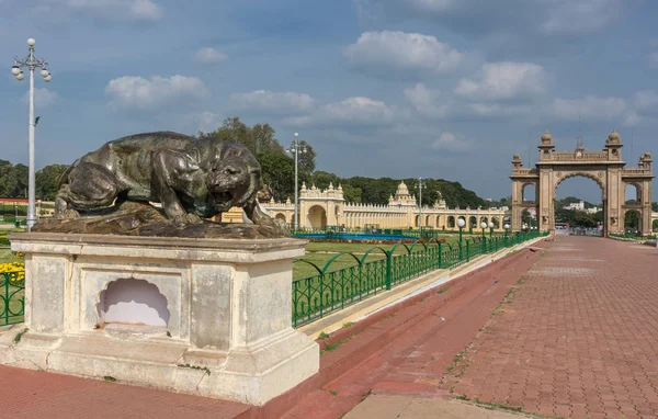 Hlavní branou a lvice socha v zahradě Mysore Palace. — Stock fotografie