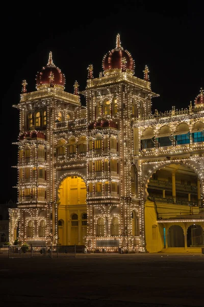 Südost-Block Ecke in der Nacht von Mysore Palace, Indien. — Stockfoto